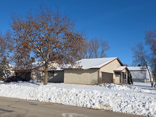 Photo - 722 Goldfinch Ln