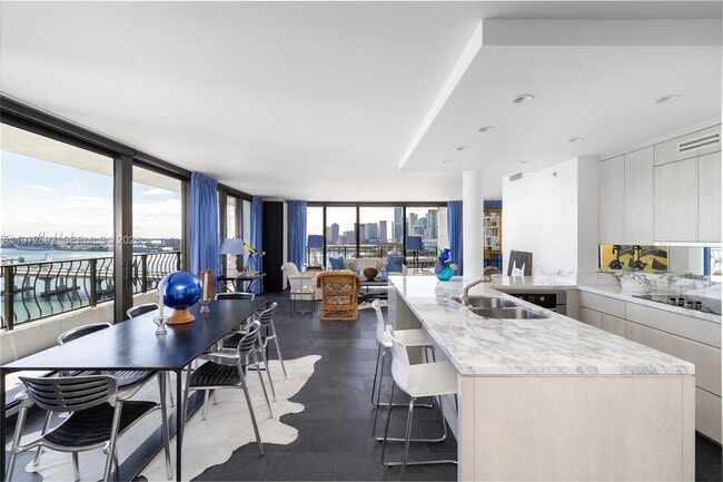 Photo - 555 NE 15th St Unidad 20A