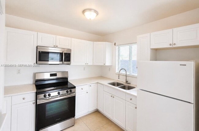 Building Photo - 10595 SW 171st St Unit 10595