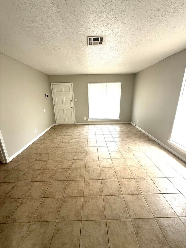 6040 Eric Ln