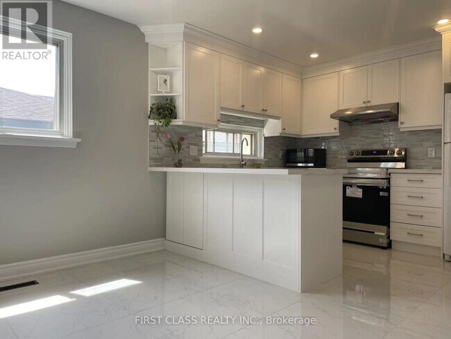 Photo - 280 McNicoll Ave