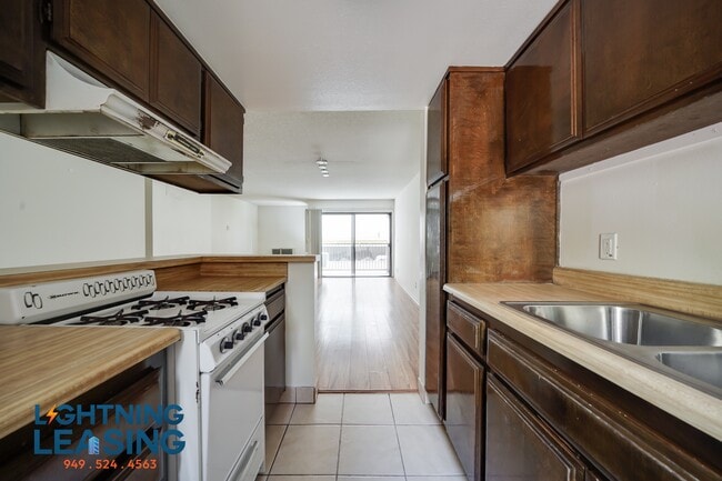Building Photo - 6827 Whitsett Ave Unit 110D Rental