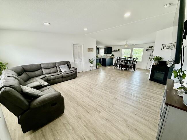 Photo - 64173 Thomas Ave