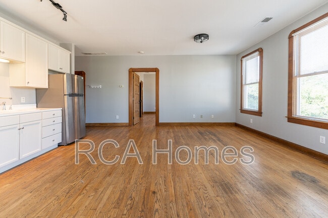 Building Photo - 243 E 11th St Unit 3