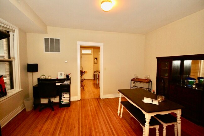 Photo - 1336 W Belmont Ave Unit 3