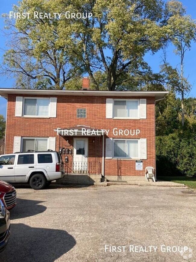 Building Photo - 1 Bedroom Upstairs Apartment, Move in Ready! Unit #3