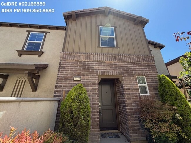 Building Photo - Eastvale 4 Bedroom Condo