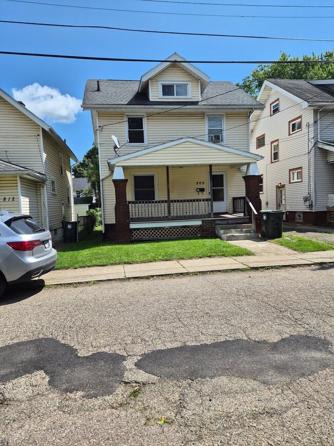 Photo - 806 Columbus Ave NW