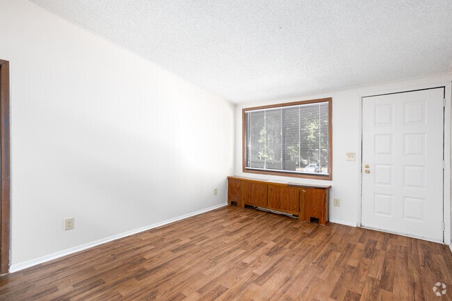 1BR, 1BA - 676SF - Living Room