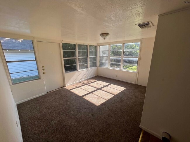 Photo - 2105 Joline St