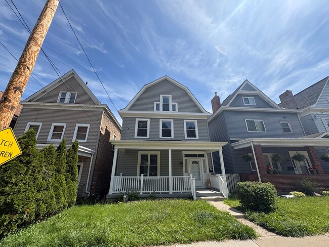 Building Photo - HUGE 5 Bedroom/3.5 Bath House in Avalon!