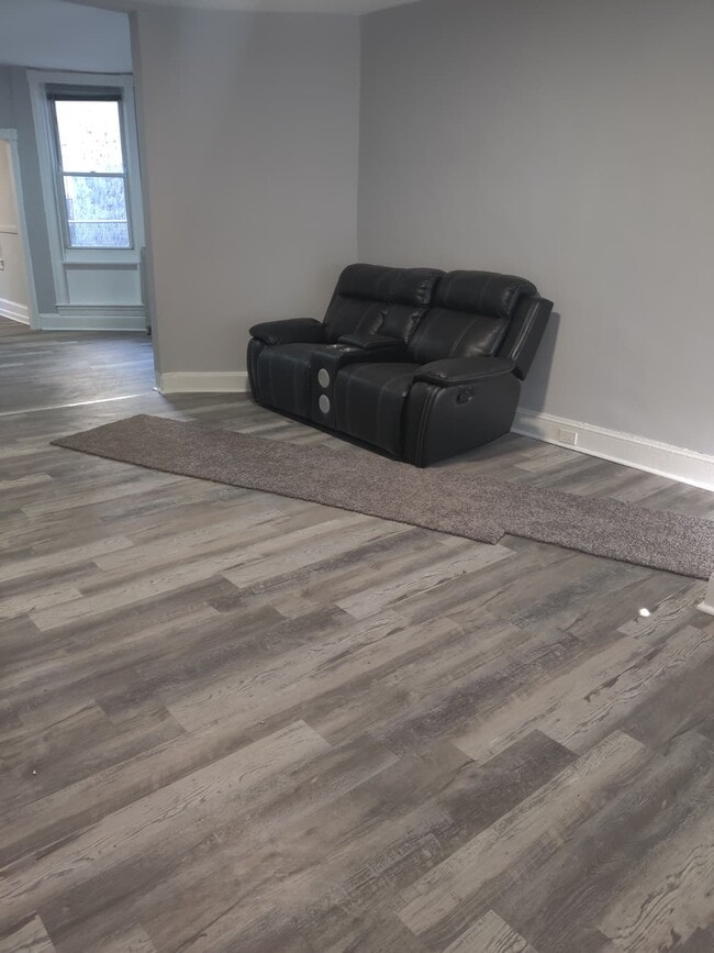 Photo - 127 E Coulter St