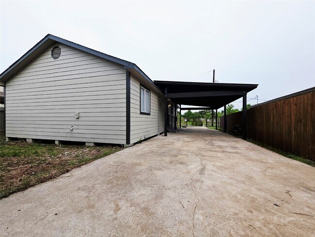 Building Photo - 9713 Yuma St