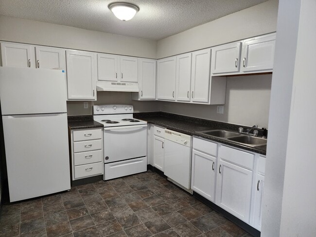 Photo - 59-95 E Clark St