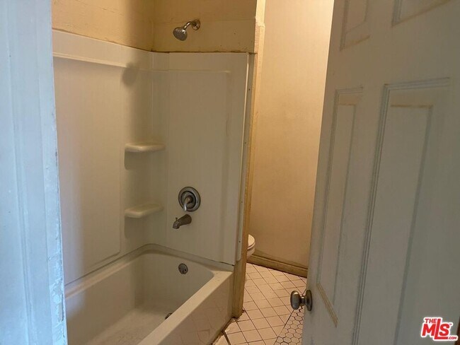 Photo - 1005 W 46th St Unit 4