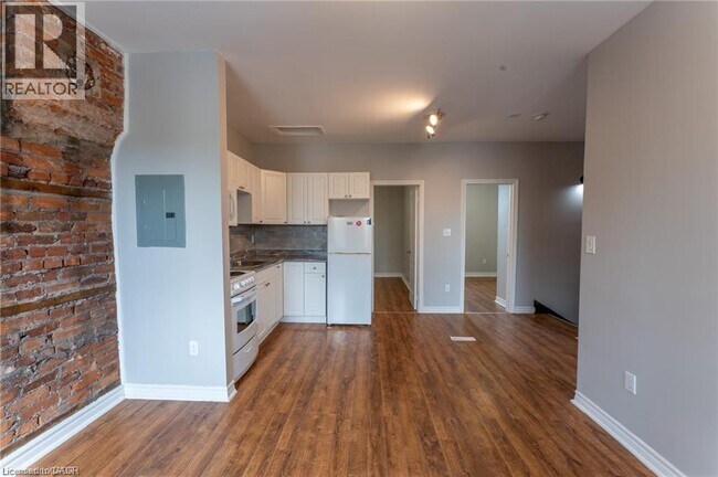 Photo - 141 Wellington St N