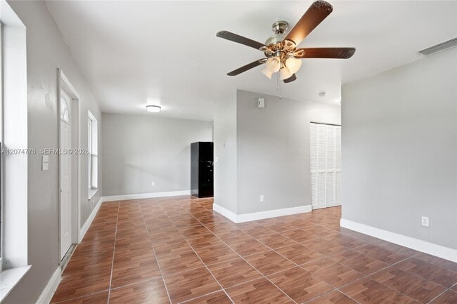 Photo - 879 SW 10th St