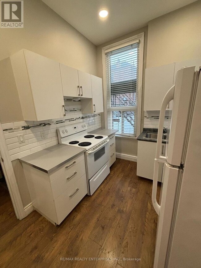 Photo - 156 James St S