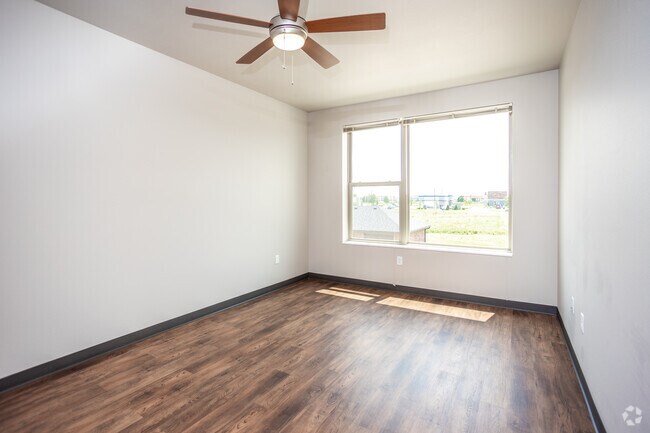 2BR, 2BA - 957 SF