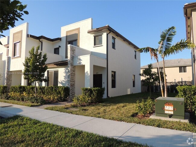 Building Photo - 829 NE 211th St Rental