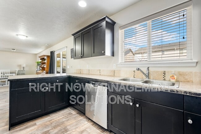 Photo - 1860 E Adelaide Dr