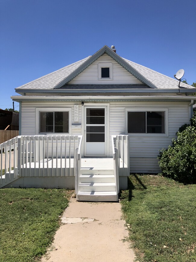 Spacious house for rent with large yard, garage, and enclosed patio. - 627 N 5th St Casa