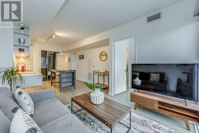 Photo - 19 Western Battery Rd Unité 908