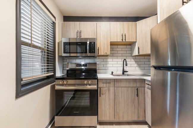 Fully Renovated - Studio - Kensington and Lauriston