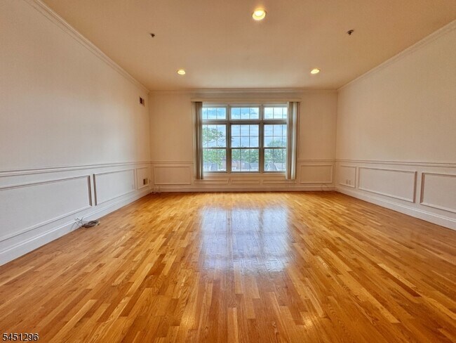 Photo - 1677 Springfield Ave Unidad 13