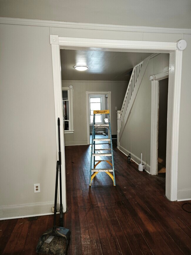 Photo - 827 Laufer St