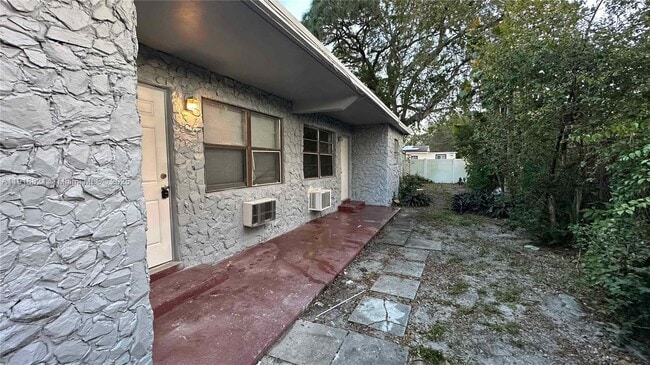 Building Photo - 1808 NW 9th St Unit 2