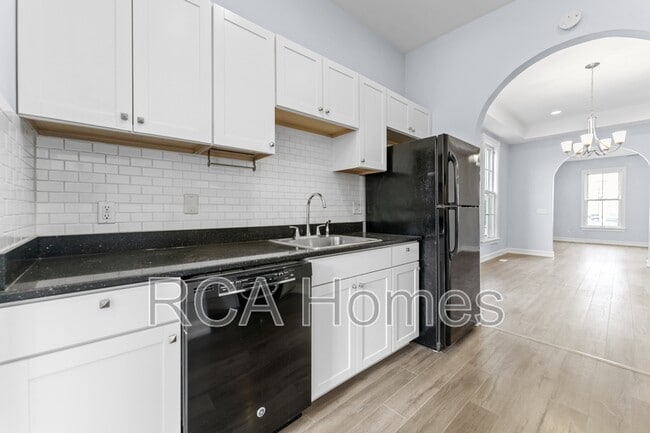 Photo - 920 N College Ave