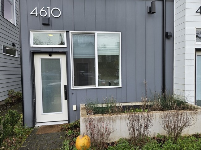 Photo - 4610 Woodland Park Ave N