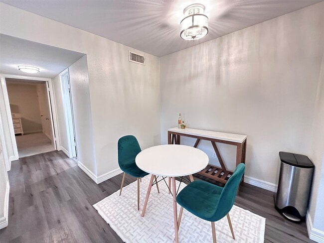 Photo - 3300 Pebblebrook Dr Unidad 104