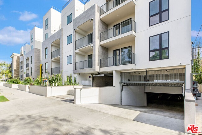 Building Photo - 5320 Cartwright Ave Unit PH505