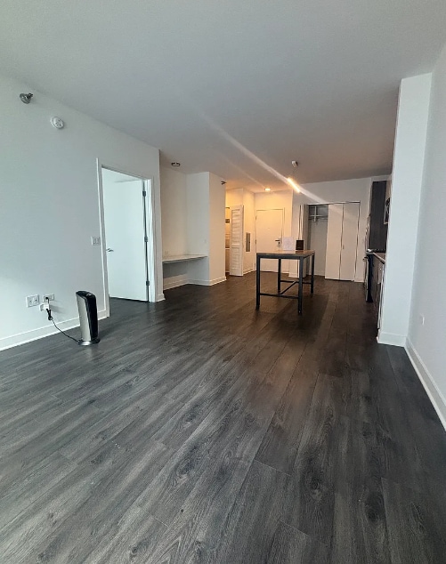 Photo - 225 W Hubbard St