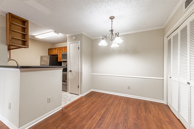 Photo - 2121 Hepburn St Unidad 511