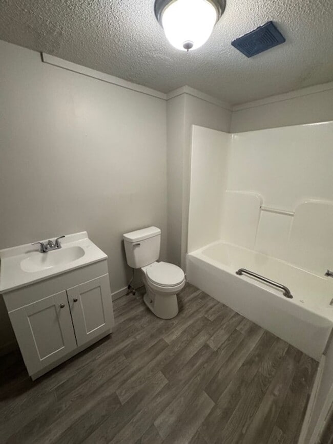 Photo - 4917 Webster St