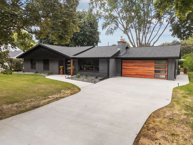 Photo - 1095 April Ln