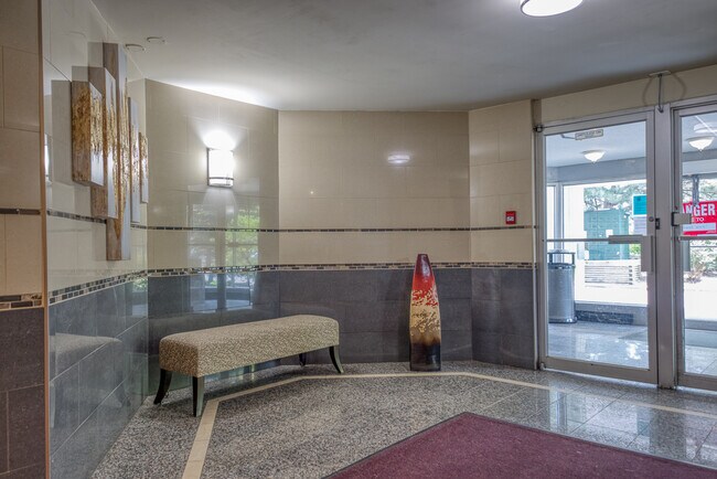 Photo - PRICE REDUCED FOR NEWLY RENOVATED 2 BD BEHIND WHITEOAKS MALL! Unité 601