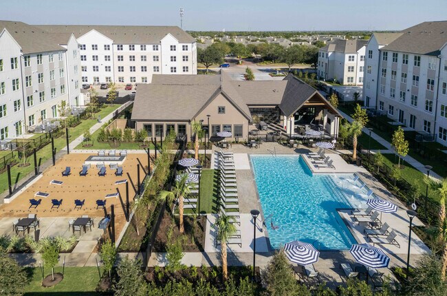 Photo - Hanover Lakemont