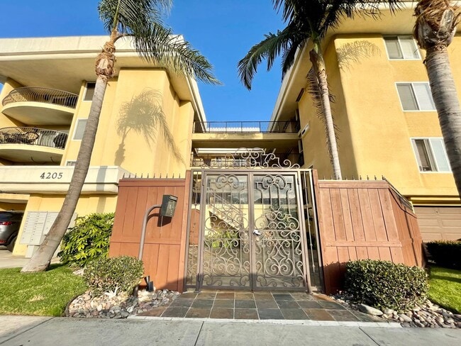Building Photo - Beautiful 2BD/2BA Condo With Two Parking Spaces in PB Unit 11
