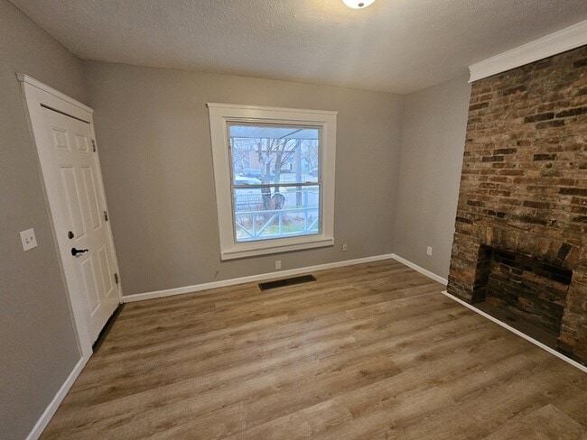 Photo - 1914 W 58th St