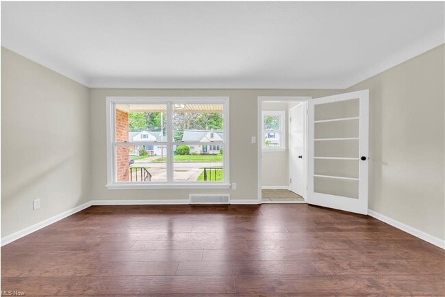 Photo - 416 E 255th St