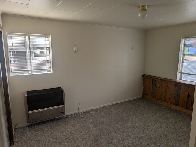 400 W 8th St