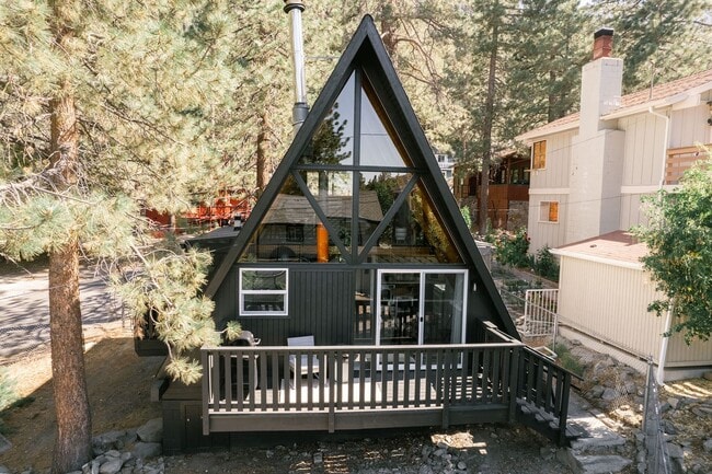 Building Photo - Fully Furnished Modern Mountain Cabin in Wrightwood 2 bedroom 1 bath