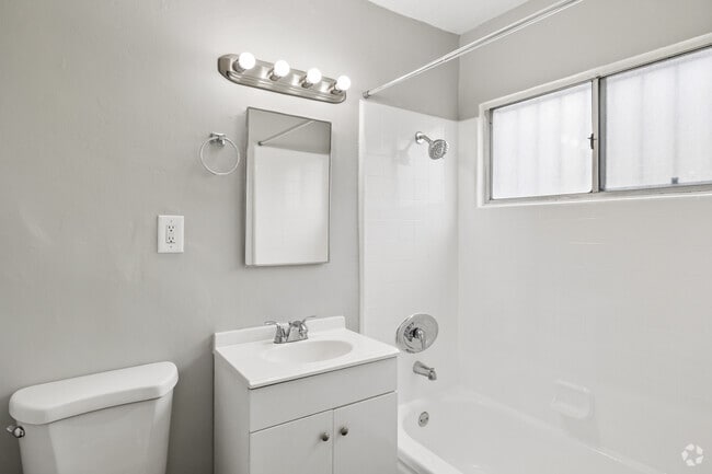 1BR, 1BA - 500SF - Bathroom