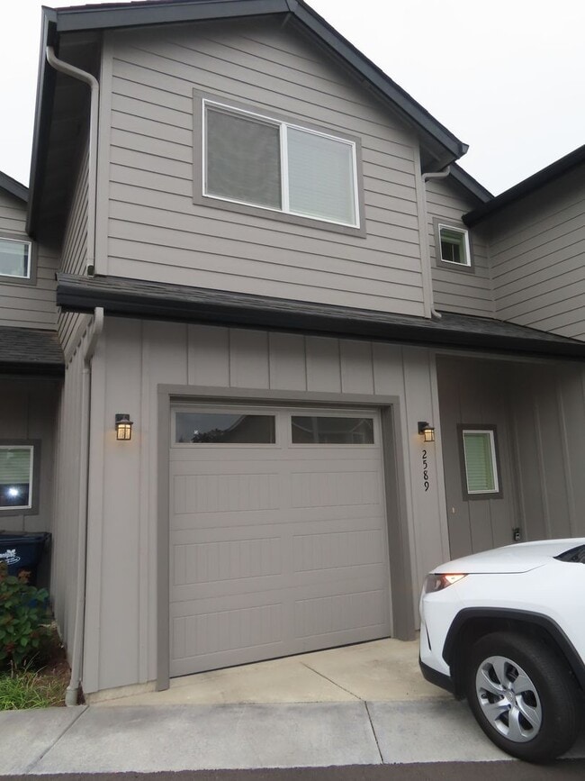 Building Photo - 2587Justine - FH Unit 2589