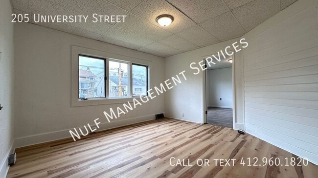 Photo - 205 University St
