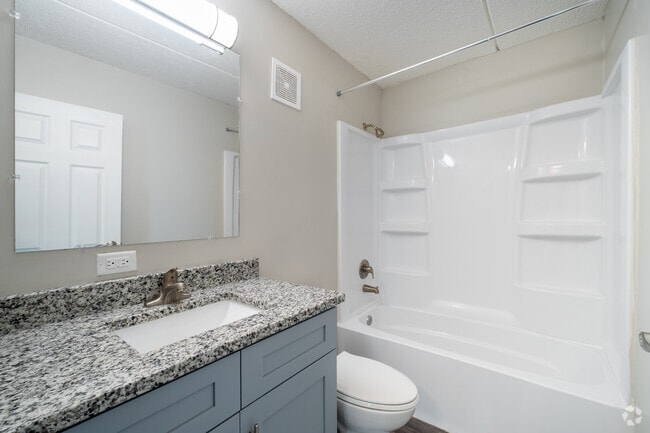 2BR, 1BA - 853SF - Bathroom